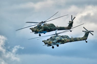Mi-28 savaş helikopteri uçuşu. MAKS 2021 Uluslararası Havacılık ve Uzay Salonu.