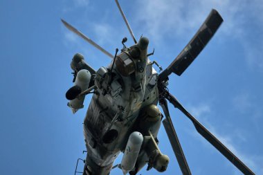 Mi-28 savaş helikopteri uçuşu. MAKS 2021 Uluslararası Havacılık ve Uzay Salonu.