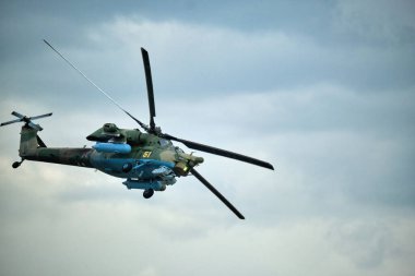 Mi-28 savaş helikopteri uçuşu. MAKS 2021 Uluslararası Havacılık ve Uzay Salonu.