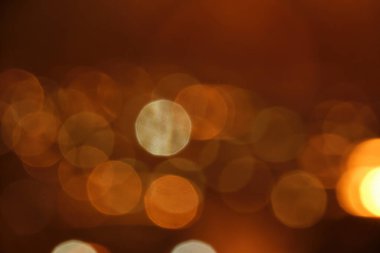 Gün batımında şehrin ışıkları bulanık arka planda