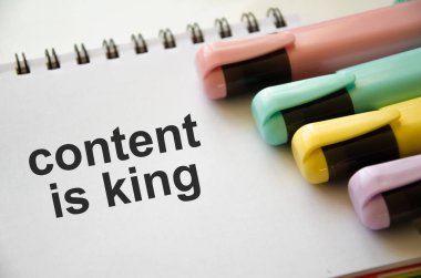 Metin içeriği şah olarak not defterinde yazılıdır. Not defteri işaretlerin yanında duruyor. Yüksek kalite fotoğraf