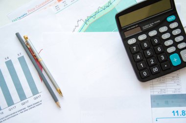 Büyüteç hesap makinesi renk çizelgesinde yer alır. Mali sorumluluk. Yüksek kalite fotoğraf