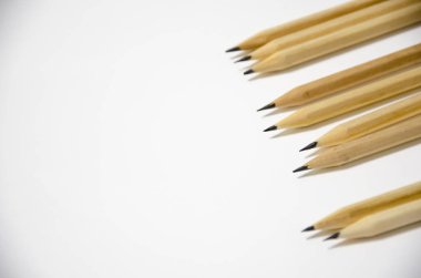 Tahta kalemler beyaz arka planda yatar. eğitim ve iş konsepti