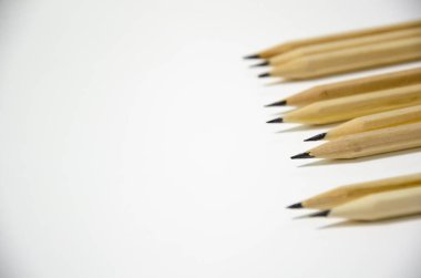 Tahta kalemler beyaz arka planda yatar. eğitim ve iş konsepti