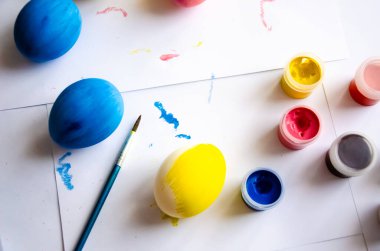 Paskalya 'da beyaz arka planda mavi pembe yumurtalar.