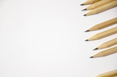 Tahta kalemler beyaz arka planda yatar. eğitim ve iş konsepti.