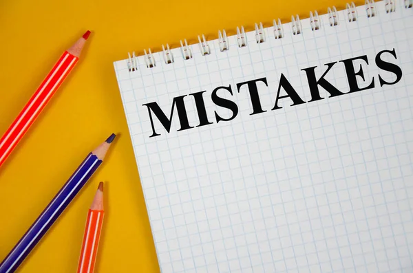 Word Mistake Word Written White Notepad Yellow Background Word — Stock Photo, Image
