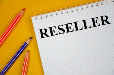 satıcı kelime sarı arka planda renkli kalemlerle yazılır. metin
