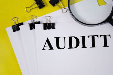 Beyaz kağıt parçasına ve sarı arka plana yazılmış denetim kelimesi. kelime