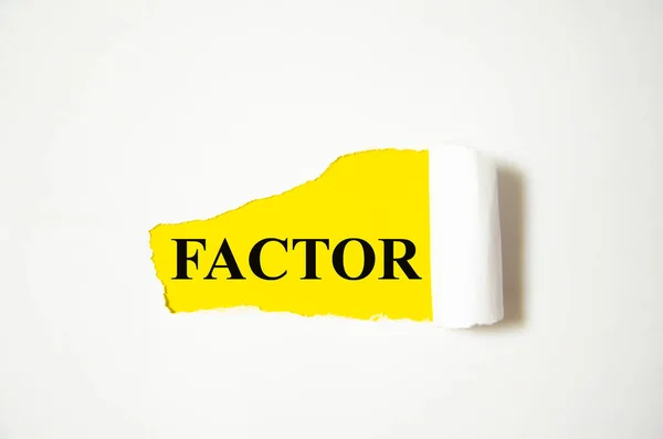 Factor Texto Está Escrito Sobre Fondo Blanco Pedazo Papel Amarillo — Foto de Stock