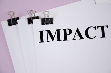 Beyaz kağıt parçasına ve pembe arka plana yazılmış etkili kelime. metin