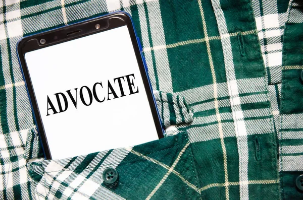ADVOCATE kelime gömlek yalan telefonun beyaz ekranında yazılır. metin