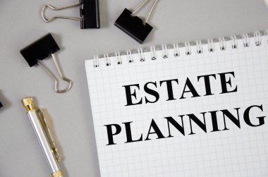 Emlak Planlama - Gri arka planda ataçlar ve ataçlarla yazılmış iş konsepti kelimesi