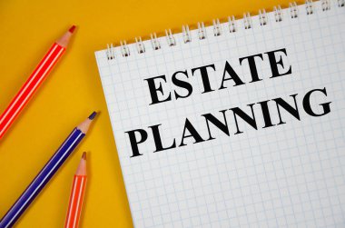 Emlak Planlama - Beyaz not defterine ve sarı arka plana yazılmış iş konsepti kelimesi