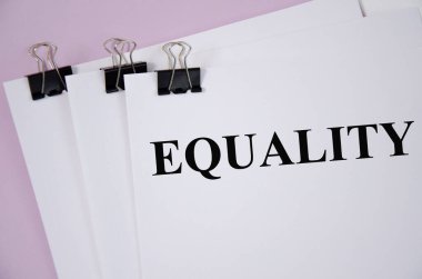 Eşitlik beyaz kağıt ve pembe arkaplanda yazıldı