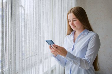 Kız onk 'ta duruyor ve iş ortaklarıyla iş yazışmaları yapıyor..