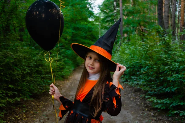 Uma Menina Bonita Vestida Como Uma Bruxa Fica Floresta Segura — Fotografia de Stock