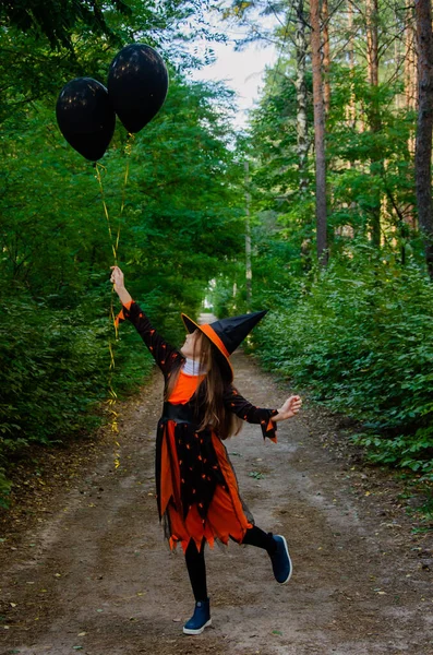 Uma Menina Bonita Vestida Como Uma Bruxa Fica Floresta Segura — Fotografia de Stock