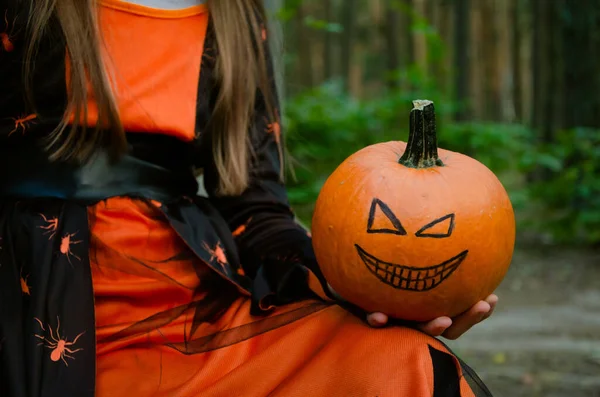 Chica Bruja Sosteniendo Una Calabaza Siniestra Sus Manos — Foto de Stock