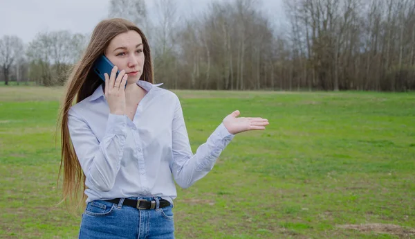 Nieszczęśliwa Kobieta Biznesu Rozmawia Przez Telefon Dziewczyna Decyduje Ważnych Sprawach — Zdjęcie stockowe