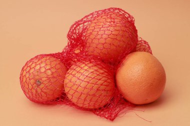 Bir ağ üzerinde bir sürü portakal