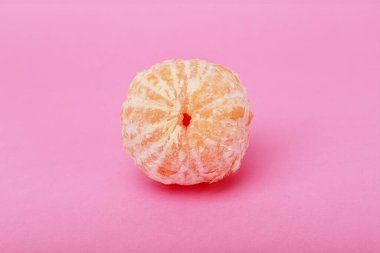 Pembe portakalda derisi olmayan turuncu