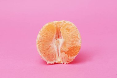 Turuncunun yarısı pastel arka planda.