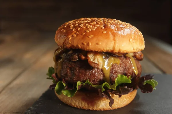 Eritilmiş peynirli hamburger stil ahşap ışıklandırma 