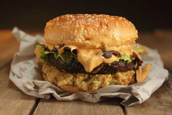 Hamburger stili ahşap kırsal kağıt üzerinde koyu renk ışıklandırma
