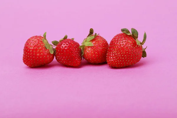 Pembe arka planda yüz değirmeni montajı