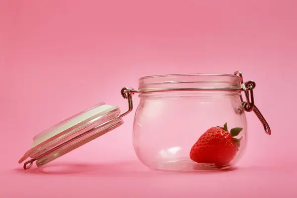 Çilek minimumda stil pembe arka plan