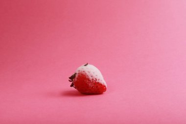 Pembe arka planda buzlu çilek