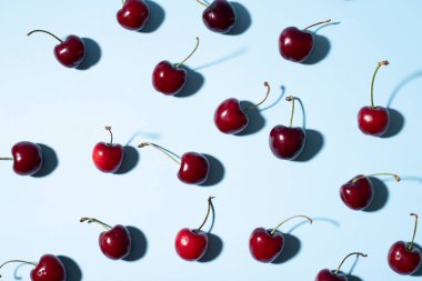 Kırmızı kirazlı mavi arkaplan