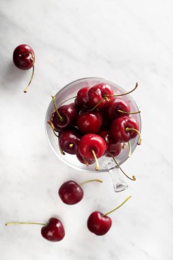 misket masasında kirazlı cam bardak düzlüğü