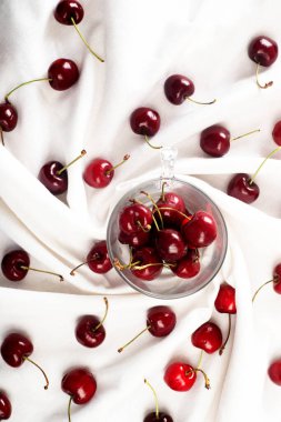 Fincanda ve masa örtüsünde kiraz bileşiminin üst görünümü