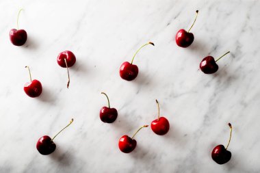 Misket masasına dizilmiş kirazlar.