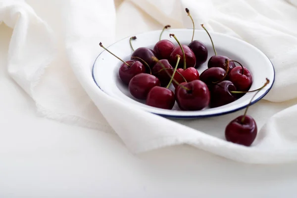 Bodegón Minimalista Con Plato Peltre Cerezas — Foto de Stock