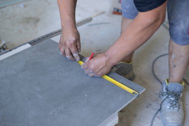 Cetvel ve kalem üreten İspanyol işçilerin elleri.