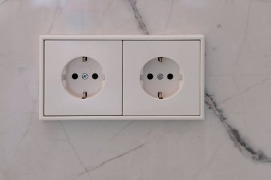 Önden mermer üzerine kurulmuş Avrupa çift soketi