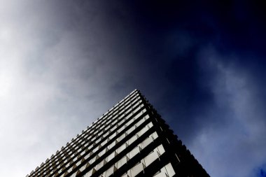 Derin mavi gökyüzünde çağdaş binanın ayrıntıları