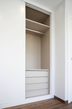 İç çekmeceleri olan yeni modern dolap