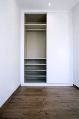 Yeni gömme dolabın ön görüntüsü