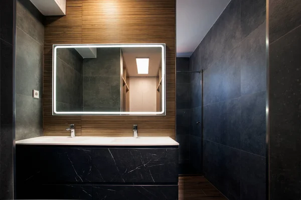 Mermer çift lavabo makyaj ayna ile gri ve kahverengi banyo tasarımı ışık