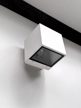 Minimalist tasarım elementleriyle dolu bir duvara monte edilmiş beyaz modern küp spot ışıkları