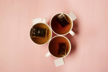 Renkli çay fincanlarının üst görünümü