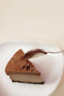 Beyaz arka planda çikolatalı cheesecake.