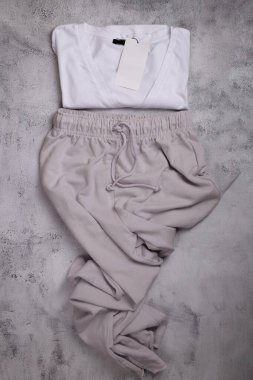 Etiketli beyaz tişörtlü kadın eşofmanı