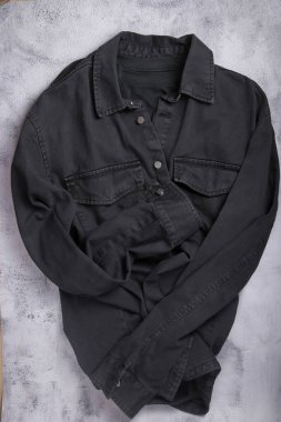 Erkek grisi tişörtü ve tişörtün üst görüntüsü