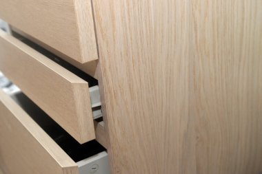 Çekmeceyi ahşap tonda aç