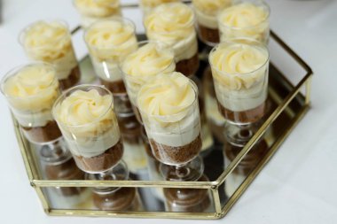 Süslü bir masada pastel renkli tatlılar.